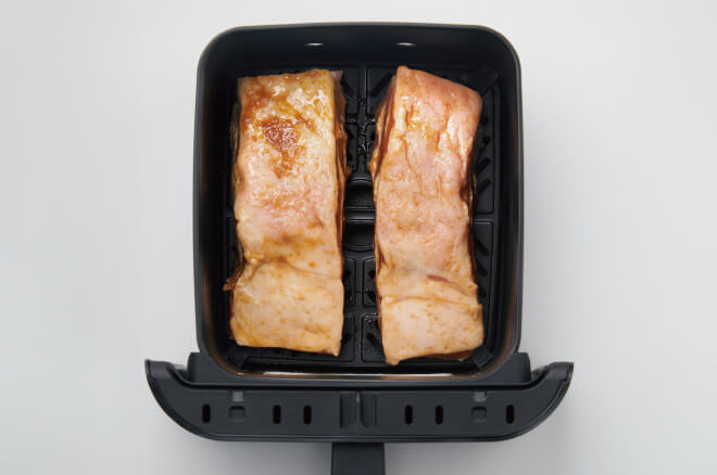 ［バスケット］の［内アミ］の上に豚肉を並べ入れ、［本体］にセットする。