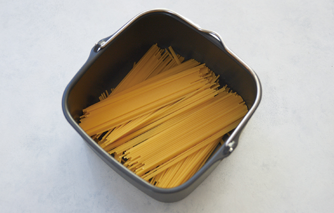 ［インナーポット］にスパゲティを半分に折って入れる。