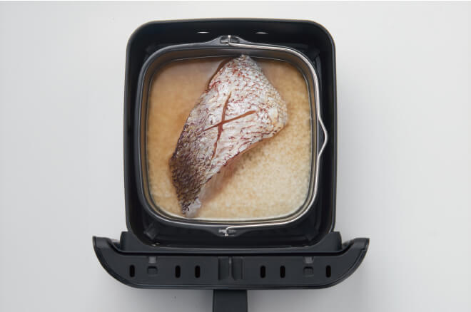 ［バスケット］の［内アミ］の上に1をのせ、［本体］にセットする。