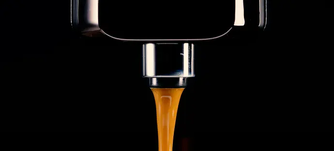 エスプレッソマシン 12気圧 圧力が強い為、ガスが抜けずに抽出される 直火式エスプレッソメーカー 2気圧 圧力が弱い為、ガスが抜けてしまう